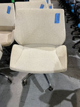 Load image into Gallery viewer, Dauphin 4+ Height-Adjustable Conference Chair
