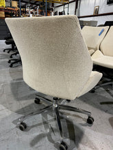 Load image into Gallery viewer, Dauphin 4+ Height-Adjustable Conference Chair
