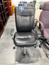 Load image into Gallery viewer, Black Executive Task Chair
