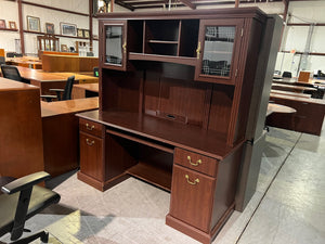 Used Traditional Desk w/Hutch